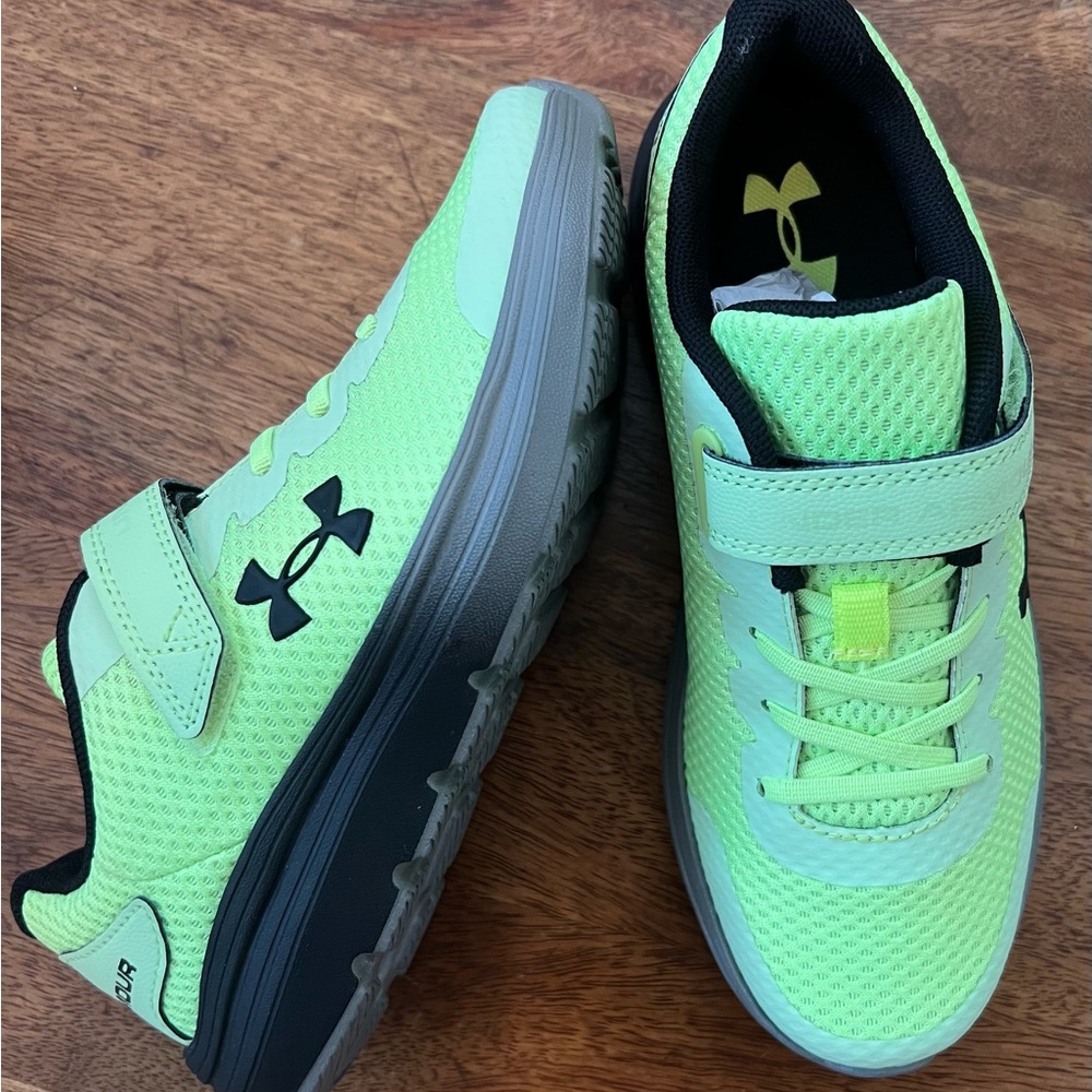 Under Armour Yellow Jaune and Black Sneakers with Mesh Upper and Dual Closure